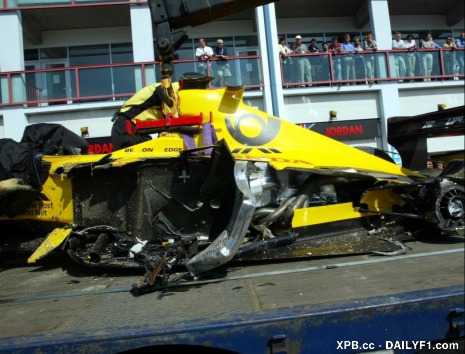 a1-fisichella_crash.jpg