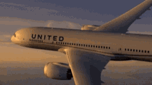 united-airlines-flying.gif